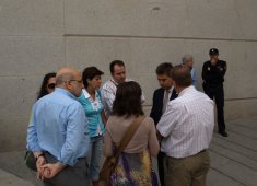 Entrega de escrito a un representante del Grupo Popular en el Congreso de los Diputados