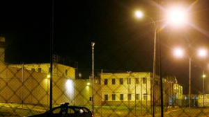 Un recluso muy violento agrede a un funcionario y a varios presos