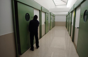 Un preso en aislamiento agrede a siete funcionarios en la c&aacute;rcel de Zuera