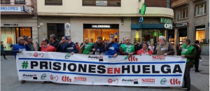 Los funcionarios de prisiones aprovechan la visita de Pedro S&aacute;nchez para protestar frente al Teatro Liceo