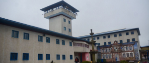 Un preso ataca a pu&ntilde;etazos a tres funcionarios de A Lama, que acaban en el hospital