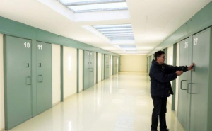 Dos funcionarios de la c&aacute;rcel de Le&oacute;n heridos tras ser rociados con lej&iacute;a por un preso peligroso