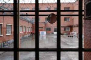 Heridos tres funcionarios de la c&aacute;rcel de Sangonera a manos de un preso agresivo