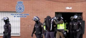 Un yihadista de Campos del R&iacute;o se l&iacute;a a pu&ntilde;etazos contra tres funcionarios