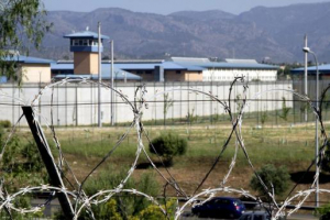 Un preso armado intenta matar a otro y lesiona a cinco funcionarios en la c&aacute;rcel de Palma