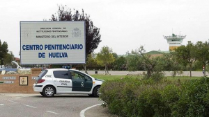 Los funcionarios salvan a un preso peligroso de un incendio en la c&aacute;rcel de Huelva