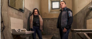 El ex recluso Santiago Cobos, con la funcionaria de prisiones Nuria Lamb&aacute;s, en una celda de la antigua prisi&oacute;n provincial de Segovia. 